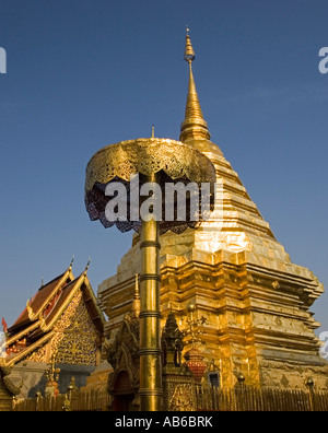 Stupa doré et parapluie ornementales Wat Phra That Doi Suthep Chiang Mai Thaïlande Banque D'Images