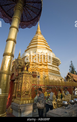 Stupa doré et parapluie ornementales Wat Phra That Doi Suthep Chiang Mai Thaïlande Banque D'Images