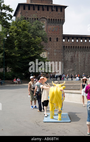 Groupe de visiteurs devant le Castello Sforzesco, Milan Banque D'Images