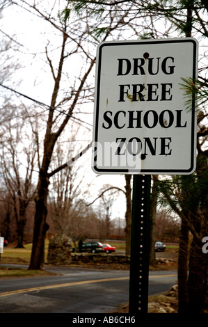 Drug Free zone road sign par école américaine. Banque D'Images