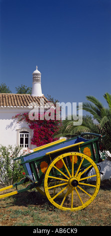 Le Portugal, l'Algarve, peint panier et une cheminée avec cottagee Algarve Banque D'Images