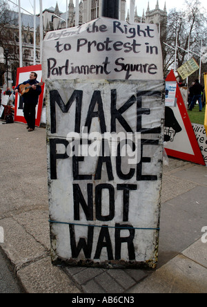 Brian Haw's cinq ans en protestation à l'extérieur de la place du Parlement de Westminster. Banque D'Images