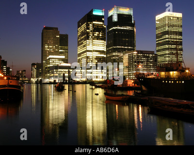 Bureaux à Canary Wharf Docklands Londres Angleterre nuit Grande-bretagne Royaume-Uni UK la tombée de la nuit Banque D'Images