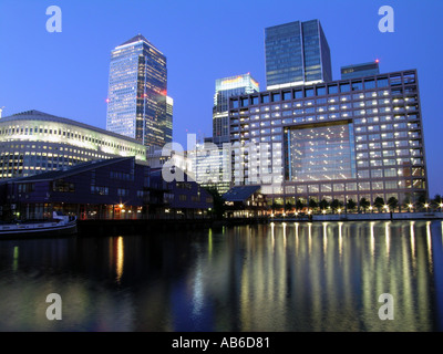 Canary Wharf Docklands Londres Angleterre Royaume-Uni Royaume-Uni Royaume-Uni crépuscule Banque D'Images