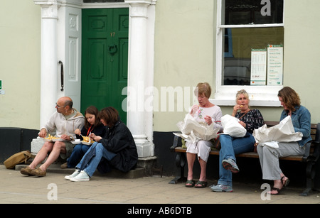 Les visiteurs de manger du poisson frit et frites dans le sud de l'Angleterre Hampshire Alresford Royaume-uni UK Banque D'Images