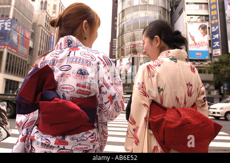 Les jeunes femmes portant des kimono à Ginza Tokyo Japon Banque D'Images