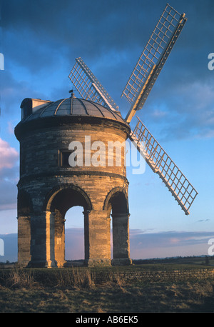 Moulin à Vent de Chesterton conçu comme un observatoire et converti plus tard pour l'utiliser comme un moulin surplombe la Fosse Way Warwickshire Banque D'Images