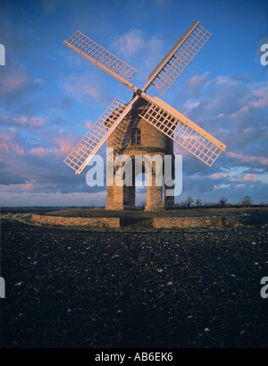 Moulin à Vent de Chesterton conçu comme un observatoire et converti plus tard pour l'utiliser comme un moulin surplombe la Fosse Way Warwickshire Banque D'Images