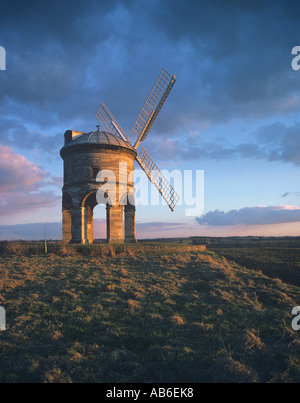 Moulin à Vent de Chesterton conçu comme un observatoire et converti plus tard pour l'utiliser comme un moulin surplombe la Fosse Way Warwickshire Banque D'Images