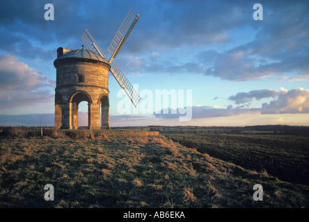 Moulin à Vent de Chesterton conçu comme un observatoire et converti plus tard pour l'utiliser comme un moulin surplombe la Fosse Way Warwickshire Banque D'Images