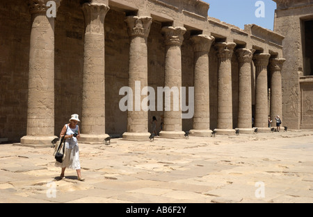 Premier cour juste à l'entrée principale de l'Egypte, Temple d'Edfou. Le temple est dédié à Horus. Banque D'Images