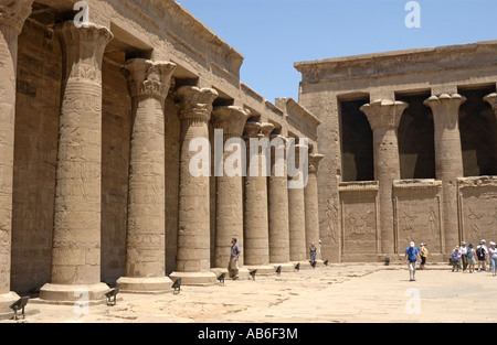 Premier cour juste à l'entrée principale de l'Egypte, Temple d'Edfou. Le temple est dédié à Horus. Banque D'Images