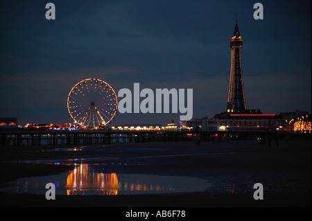 La tour de Blackpool central pier et Grande Roue Banque D'Images