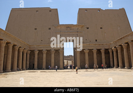 Premier cour juste à l'entrée principale de l'Egypte, Temple d'Edfou. Le temple est dédié à Horus. Banque D'Images