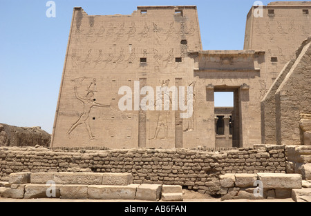 Les pylônes et entrée principale de Temple d'Edfou, Egypte. Le temple est dédié à Horus et a été construit dans la période ptolémaïque. Banque D'Images