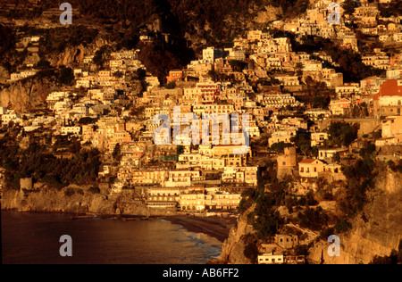 Lever tôt le matin plus de Positano perché sur les pentes sur la côte amalfitaine Italie Banque D'Images