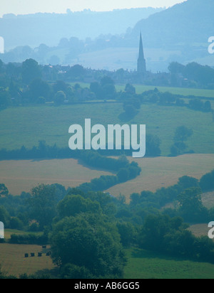 Misty view de Painswick avec la flèche de St Mary s'élevant au-dessus du village Gloucestershire Banque D'Images