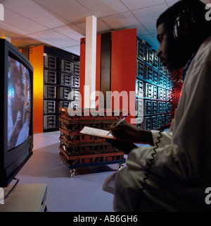 Le contrôle de la qualité pendant l'enregistrement de films de masse sur bandes vidéo VHS Banque D'Images