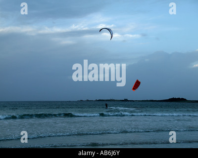 Sur une plage de kite kite kite surf parapente Finistère Bretagne France Banque D'Images