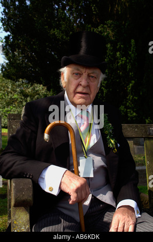 Portrait de Sir Donald Sinden Alfred CEPB assis sur un banc Banque D'Images