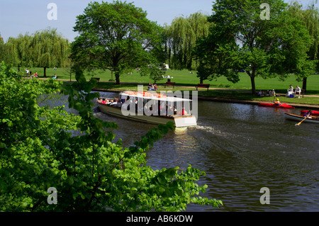 Les bateaux de plaisance sur la rivière Avon à Stratford-upon-Avon Warwickshire Angleterre UK Banque D'Images