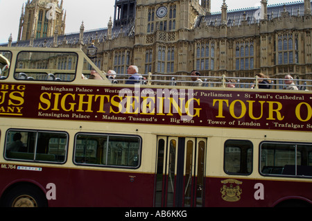 Sightseeing Bus tours autour de London England UK Banque D'Images