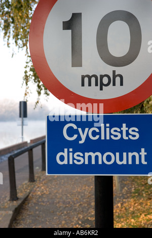 Panneau routier avec 10 mph limite de vitesse et d'avertissement cycliste Banque D'Images