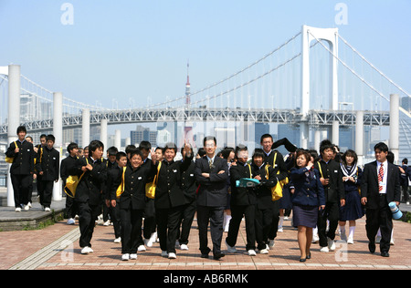 JPN, Japon, Tokyo : classe d'école, excursion à Odaiba. Une île artificielle dans la baie de Tokyo, relié à la terre ferme Banque D'Images