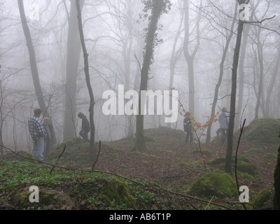 Kinder suchen Ostereier im Nebel - Wald dans Deutschland Banque D'Images