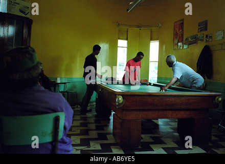 Les hommes jouant au billard dans un café Art Déco Asmara Érythrée Banque D'Images