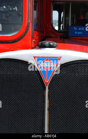 De près de l'insigne triangulaire radiateur avant sur un bus rouge de Londres. Banque D'Images