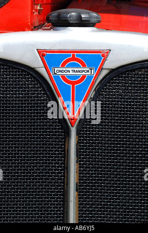 De près de l'insigne triangulaire radiateur avant sur un bus rouge de Londres. Banque D'Images