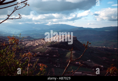 Soirée à Calascibetta une petite ville perchée sur une colline en Sicile vu de la ville de Enna Banque D'Images