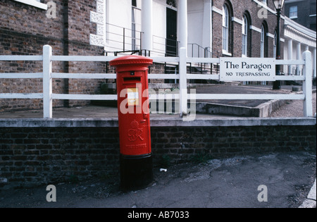 Pilier rouge post box hors le parangon à Blackheath London England Banque D'Images