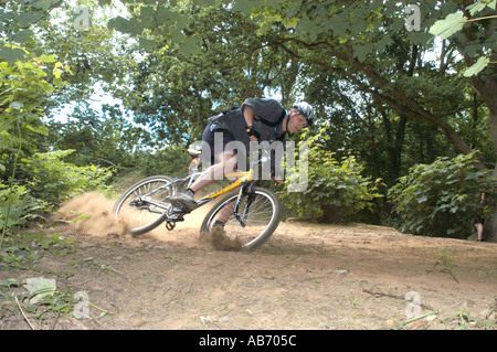 Cycle cross country circonscription John Lewis le dérapage à l'arrêt Banque D'Images