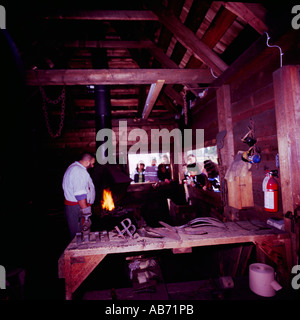 L'observation des élèves au forgeron forge à Fort Langley dans la vallée du Fraser, au sud-ouest de la Colombie-Britannique, Canada Banque D'Images