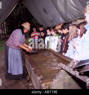 Les élèves l'occasion de chercher de l'or à Fort Langley dans la vallée du Fraser, le sud-ouest de la Colombie-Britannique, Canada Banque D'Images