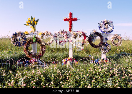 Route de culte Commémoratif de fleurs et les croix pour les victimes tuées dans un accident de voiture mortel Banque D'Images