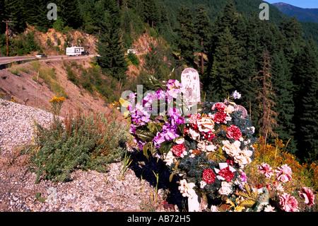 Sanctuaire de Memorial en bordure de fleurs pour victime tuée dans un accident de voiture mortel, Manning Provincial Park, British Columbia, Canada Banque D'Images