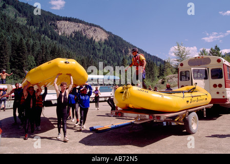 La préparation d'un radeau sur la rivière Kicking Horse près de la ville de Golden en Colombie-Britannique Canada Banque D'Images