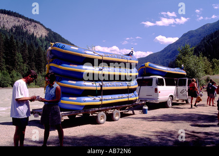 La préparation d'un radeau sur la rivière Kicking Horse près de la ville de Golden en Colombie-Britannique Canada Banque D'Images