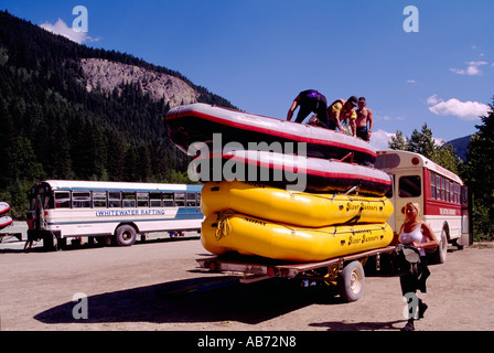 La préparation de sauvetage pneumatiques pour le rafting sur la rivière Kicking Horse près de Golden dans les Rocheuses canadiennes Colombie-Britannique Canada Banque D'Images