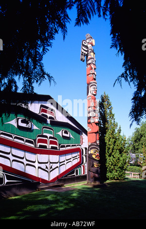 Les Kwakwaka'wakw (kwakiutl) Longue Maison et Totem en Thunderbird Park, Victoria, C.-B., l'île de Vancouver, Colombie-Britannique, Canada Banque D'Images