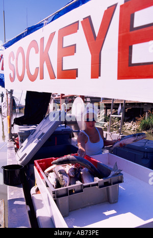 Poisson à vendre sur bateau de pêche commercial amarré au marché de la rivière Fraser, Steveston, le sud-ouest de la Colombie-Britannique, BC, Canada Banque D'Images
