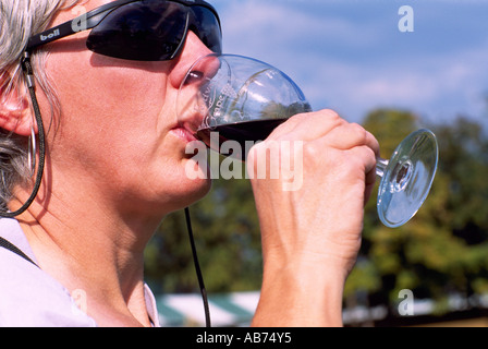 Vin rouge dégustation dégustateur au Festival du Raisin, Oliver, BC, British Columbia, Canada Banque D'Images