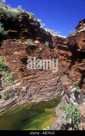 L'AUSTRALIE L'Australie Occidentale Parc National Karajini le quartier animé de couleur rouge de la gorge Joffre contrastant against a blue out Banque D'Images