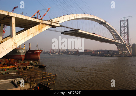 Le pont Lupu à Shanghai en construction sur la rivière Huangpu 2003 Banque D'Images