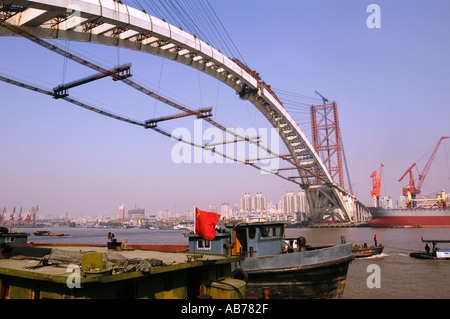 Le passage de l'acier du pont Lupu en construction à Shanghai China 2003 Banque D'Images