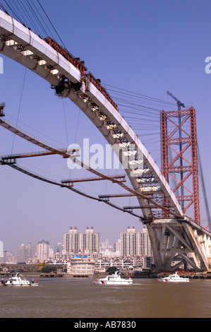 Le passage de l'acier du pont Lupu en construction à Shanghai China 2002 Banque D'Images