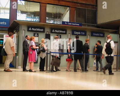 Files D'Attente Pour Distributeurs De Trésorerie, Londres Angleterre, Royaume-Uni Banque D'Images